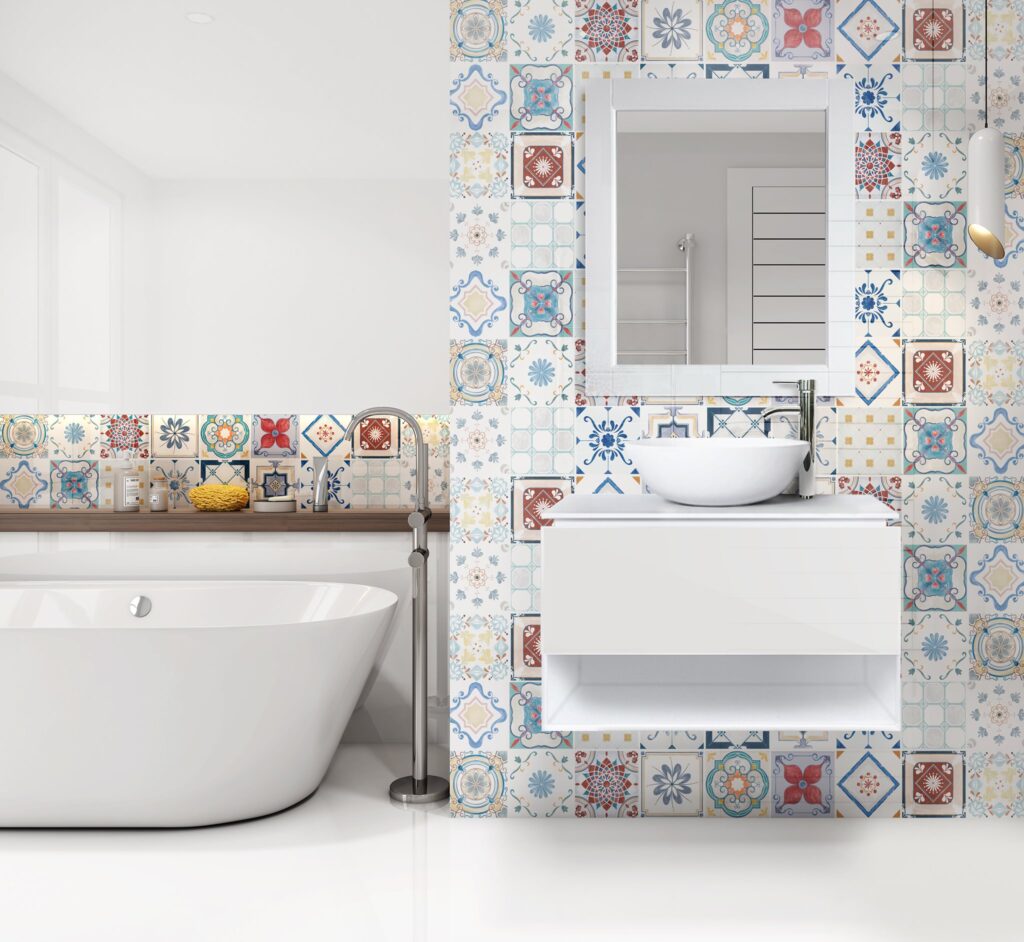 Revestimiento de vidrio estilo calcáreo en baño con vanitory blanco