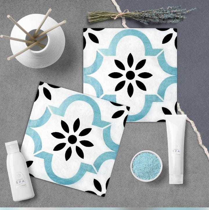 Guarda de vidrio decorativa sobre azulejos blancos